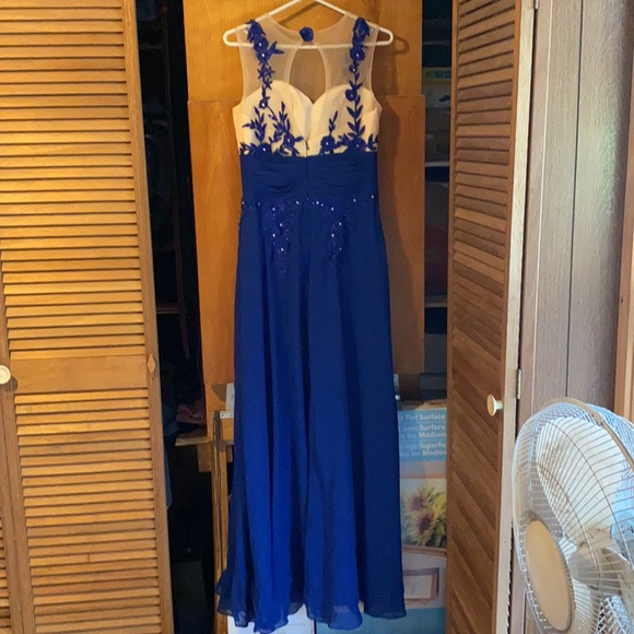 A beautiful formal where dress. Size medium satin. Looks good on anyone - Picture 3 of 3